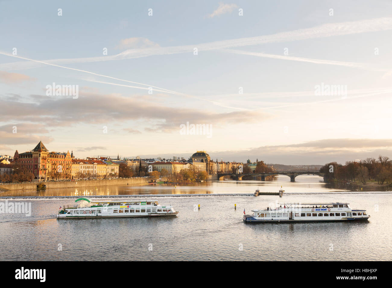 Vista del fiume Vlatva dal Charles Bridge con imbarcazioni turistiche, Praga, Repubblica Ceca Foto Stock