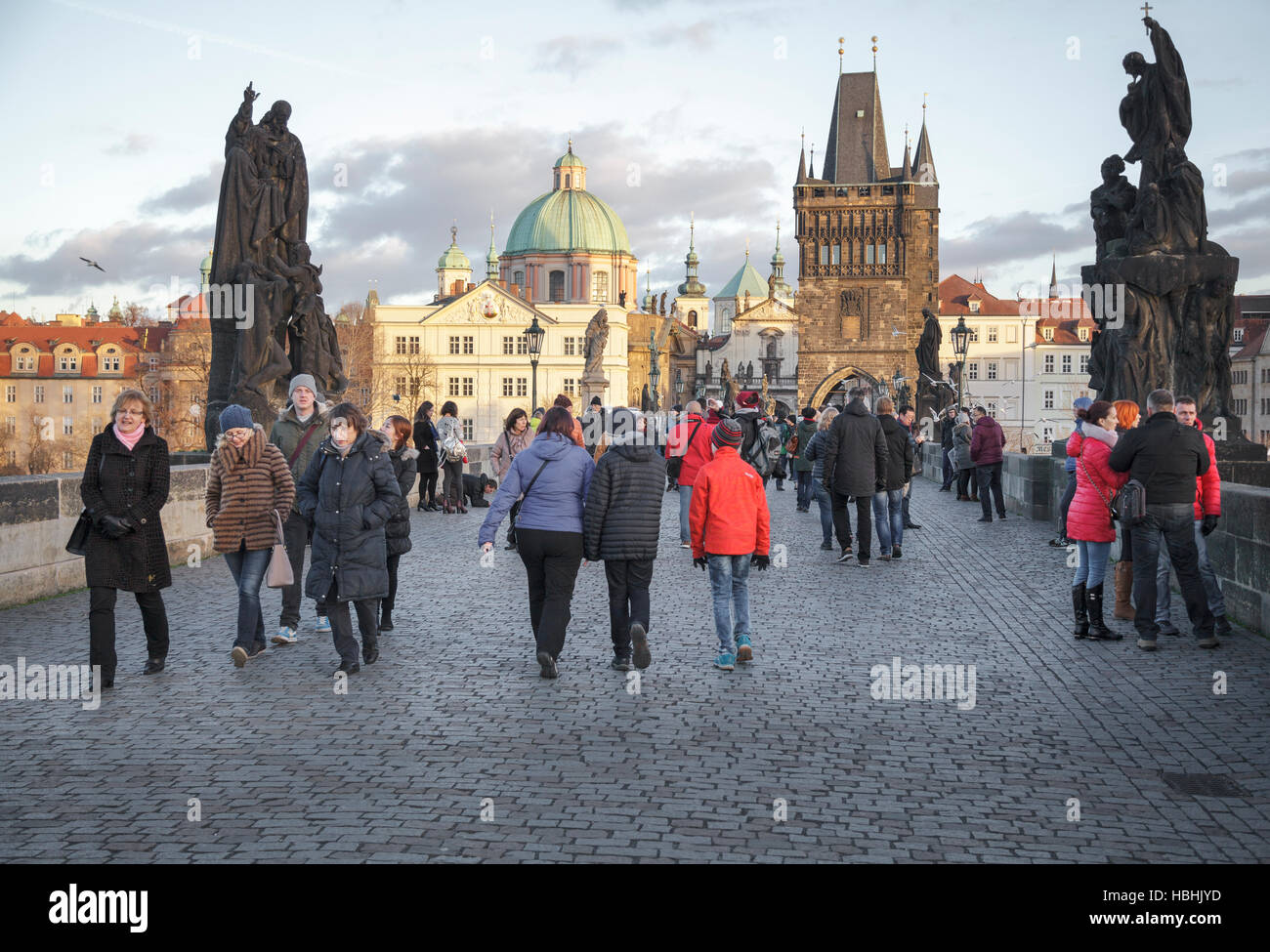 I turisti a piedi sul Ponte Carlo a Praga Repubblica Ceca Foto Stock