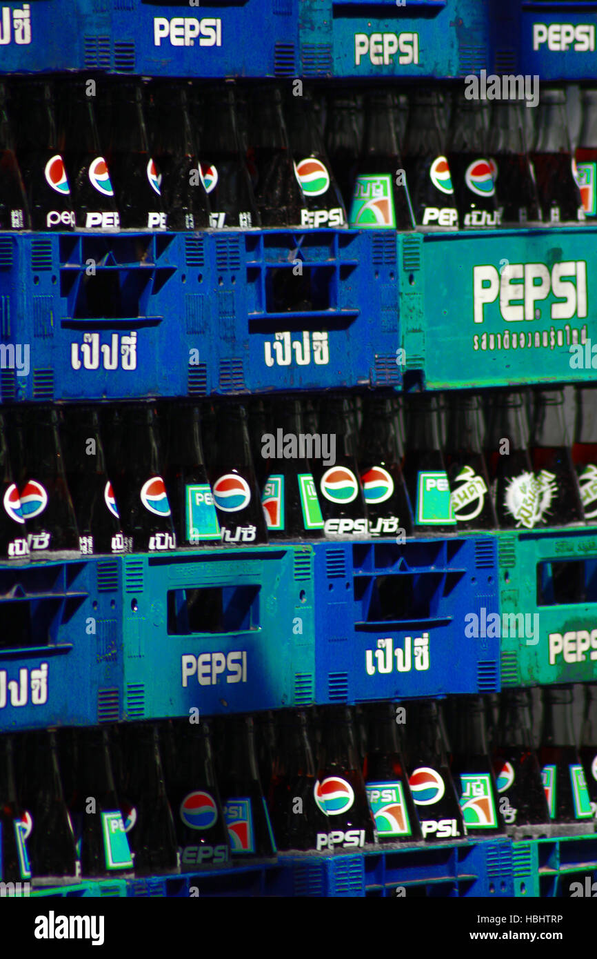 BANGKOK, Tailandia - 17 febbraio: Casse di Thai Pepsi attendere di essere venduto a mense presso l'università di Chulalongkorn a Bangkok, in Thailandia il 17 febbraio 2 Foto Stock