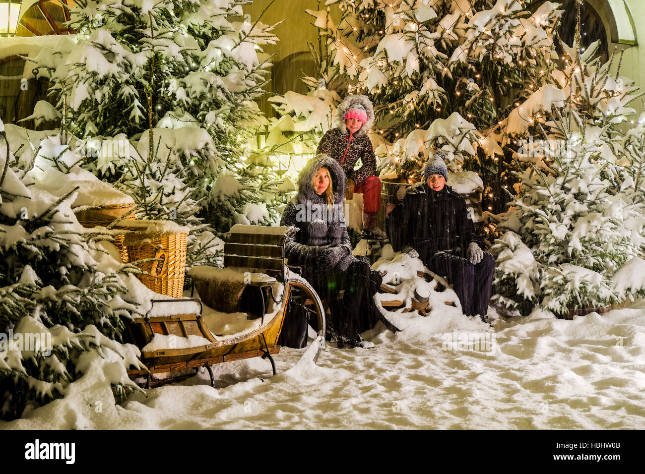 Famiglia nella decorazione di Natale durante la nevicata in Riga, Lettonia. Foto Stock