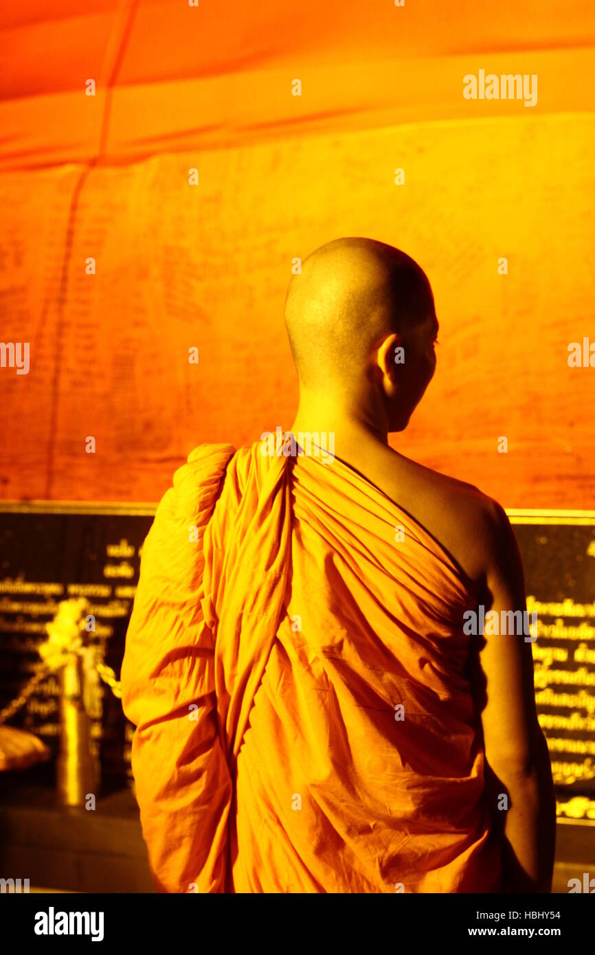 BANGKOK, Tailandia - 21 novembre: un monaco dirige le persone durante la Loy Khratong festeggiamenti presso Wat Saket su Novembre 21, 2010 a Bangkok, in Thailandia. Foto Stock