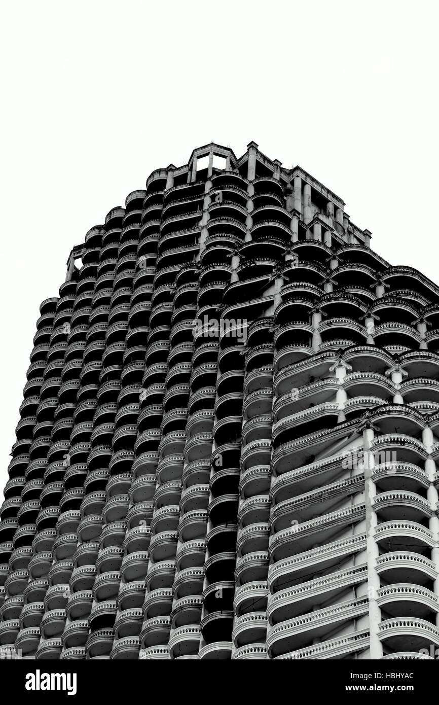 In bianco e nero del abandonded Sathorn torretta unica a Bangkok, in Thailandia. Foto Stock