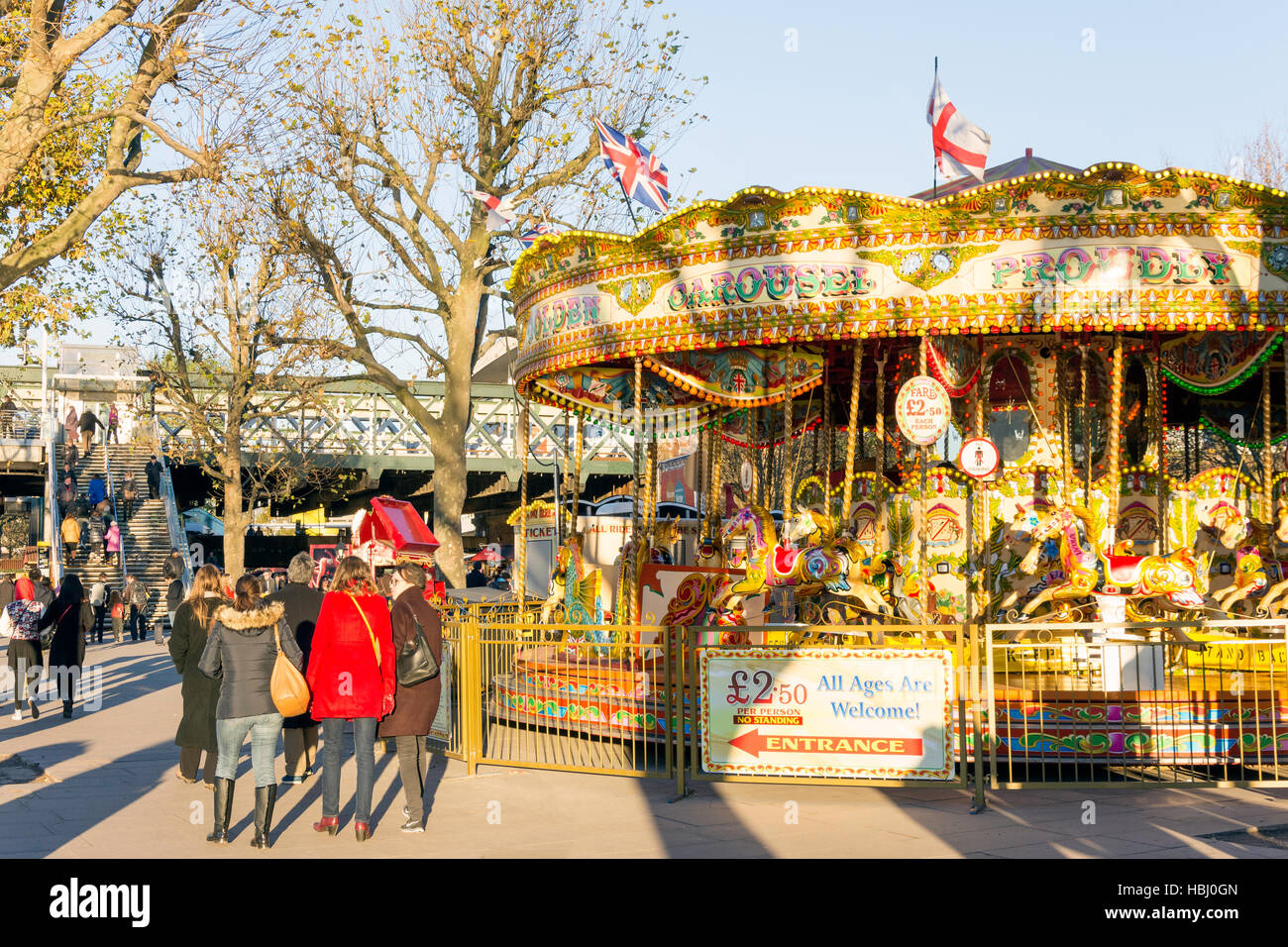 Giostra a Southbank Mercatino di Natale, South Bank, London Borough di Lambeth, Greater London, England, Regno Unito Foto Stock