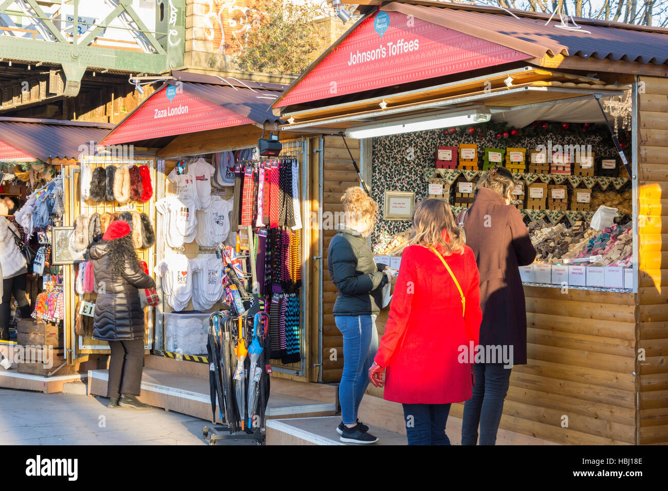 Chalet in legno a Southbank Mercatino di Natale, South Bank, London Borough di Lambeth, Greater London, England, Regno Unito Foto Stock