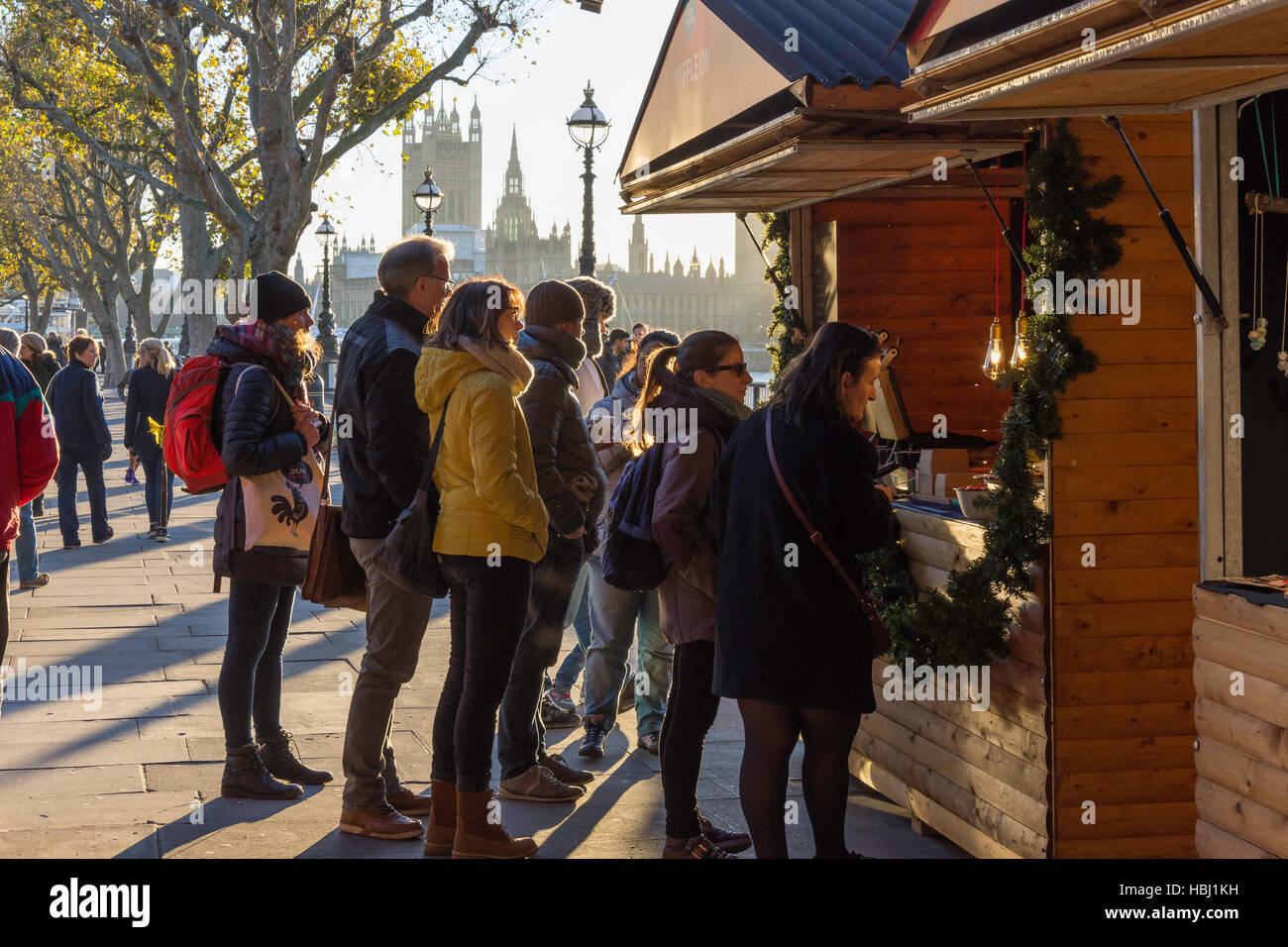 Waffle caldi chalet a Southbank Mercatino di Natale, South Bank, London Borough di Lambeth, Greater London, England, Regno Unito Foto Stock
