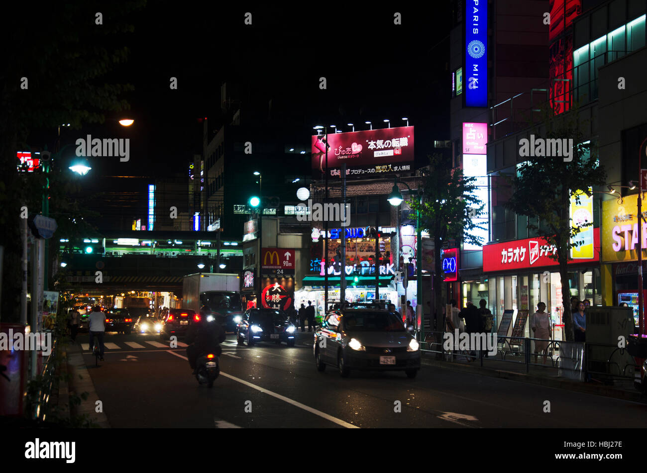 Paesaggio urbano e la vita notturna su strada di traffico ad Okubo Dori in tempo di notte a Shinjuku città della regione di Kanto il 19 ottobre 2016 a Tokyo, Giappone Foto Stock