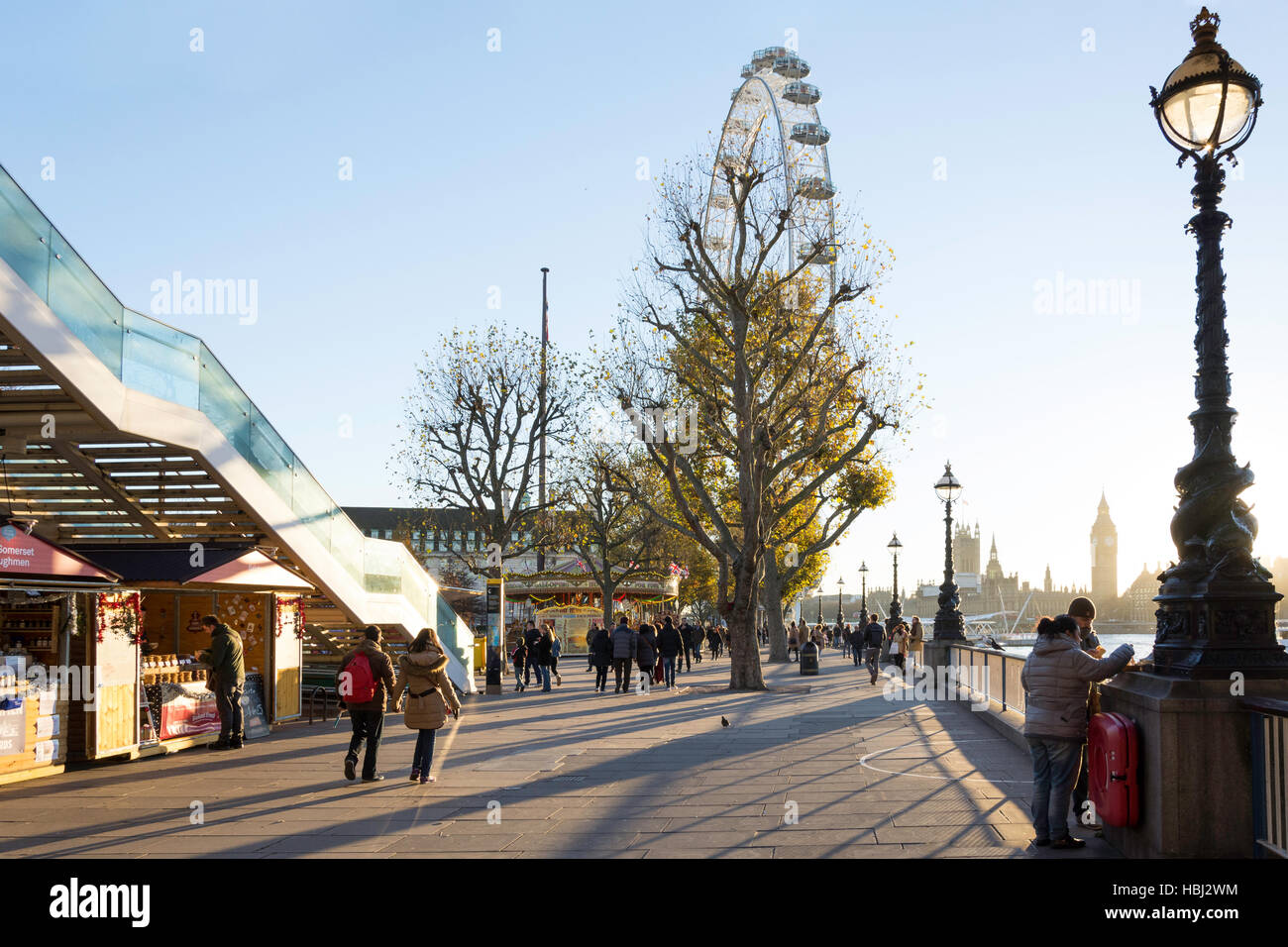 Southbank Mercatino di Natale e l'Occhio di Londra, South Bank, London Borough di Lambeth, Greater London, England, Regno Unito Foto Stock
