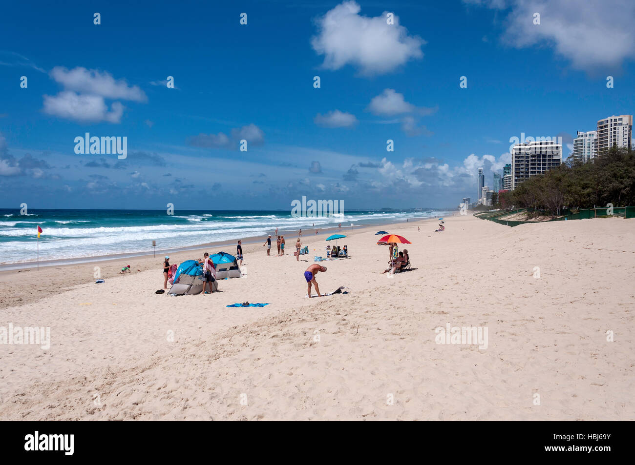 Spiaggia principale che mostra Surfers Paradise skyline della Città di Gold Coast, Queensland, Australia Foto Stock