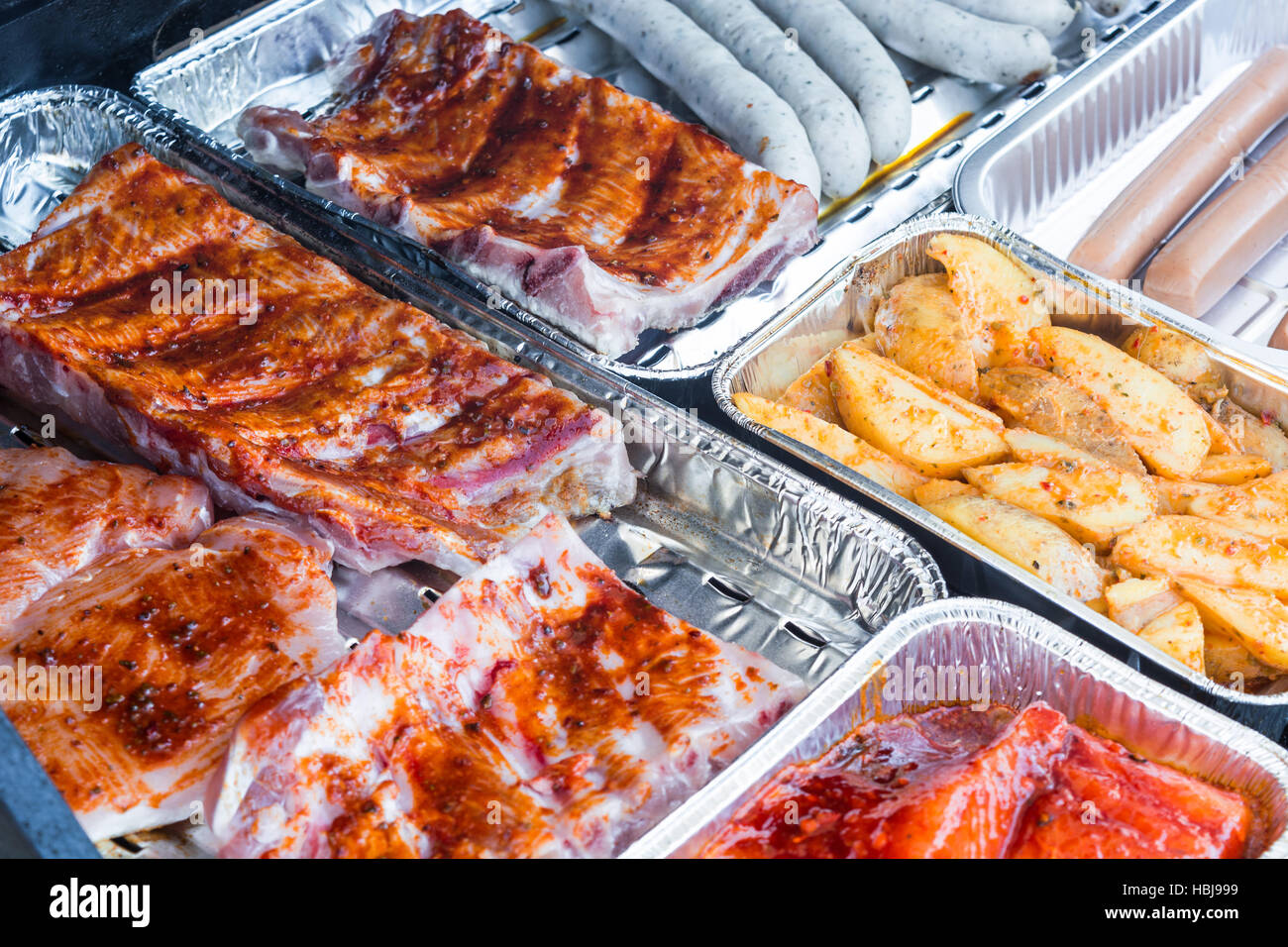 Diversi tipi di carne e salsicce alla griglia Foto Stock