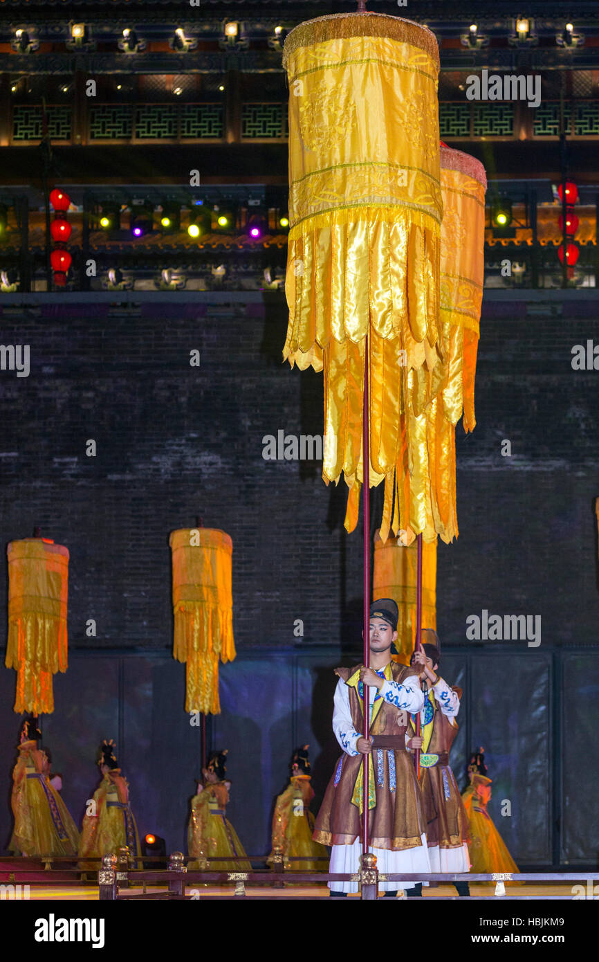 Gli artisti interpreti o esecutori al cinese spettacolo culturale, Xian, Cina Foto Stock