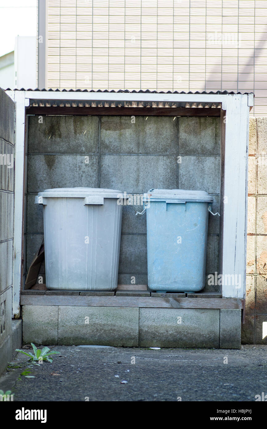 Blu giapponese bidoni della spazzatura, per esterno Foto Stock