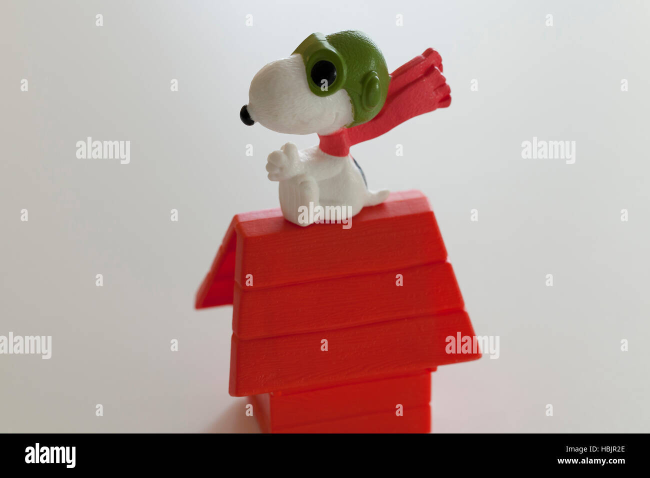 Snoopy seduto sulla cima di doghouse modello giocattolo - USA Foto Stock