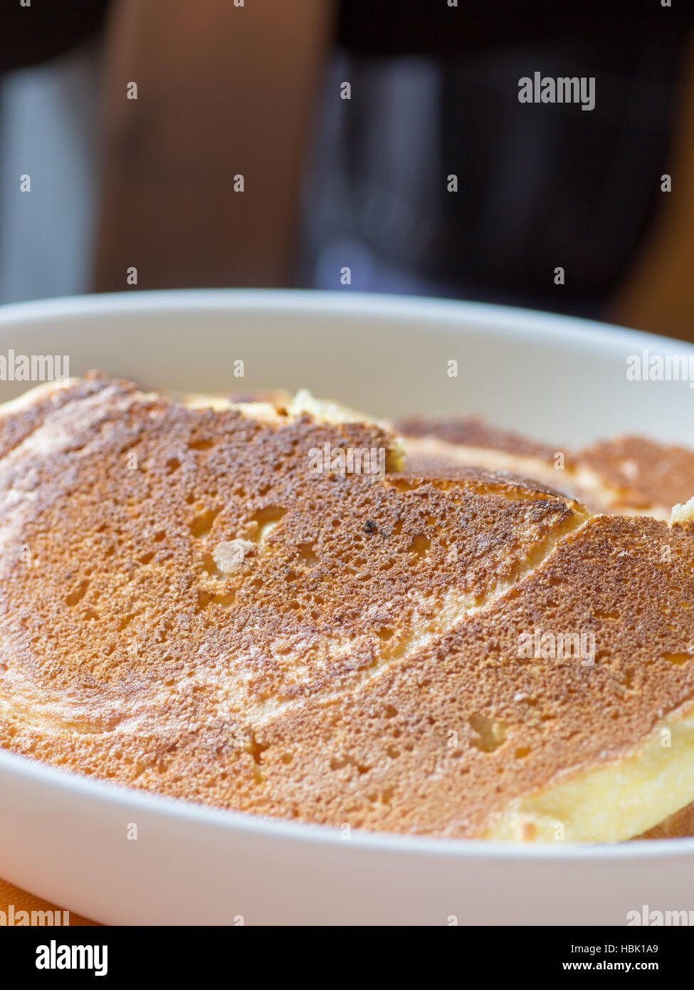 Semplice piano e frittelle di farina di mais sulla piastra bianca Foto Stock