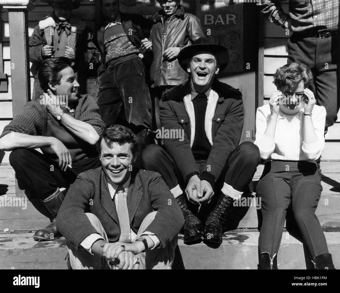 CAMPBELL'S unito, (anteriore) Dirk Bogarde, (retro) Michael Craig, Stanley Baker, Barbara Murray, sul set, 1957 Foto Stock
