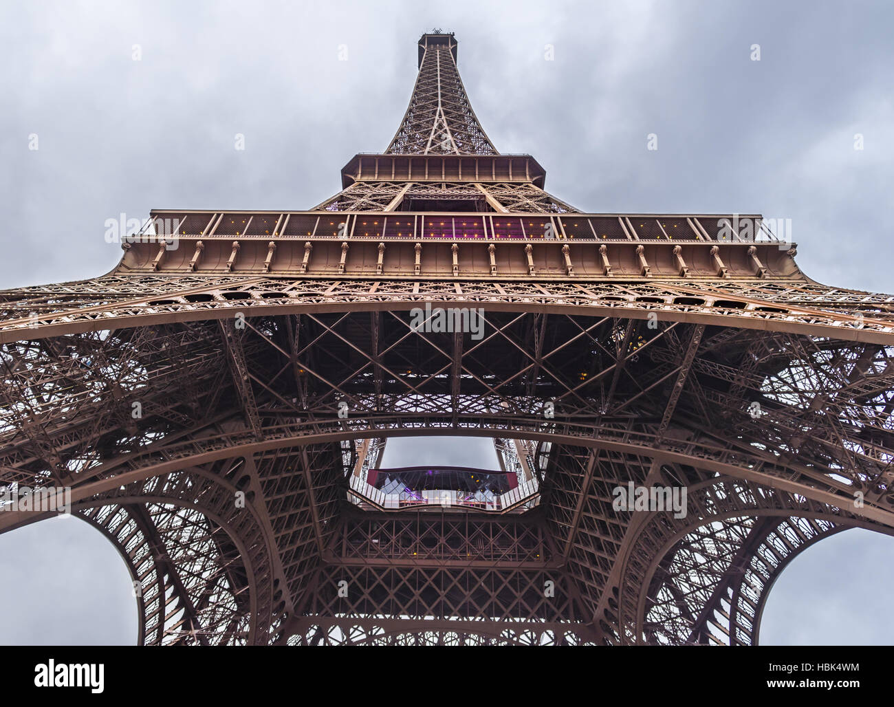 Dal basso verso l'alto vista sulla Torre Eiffel Foto Stock