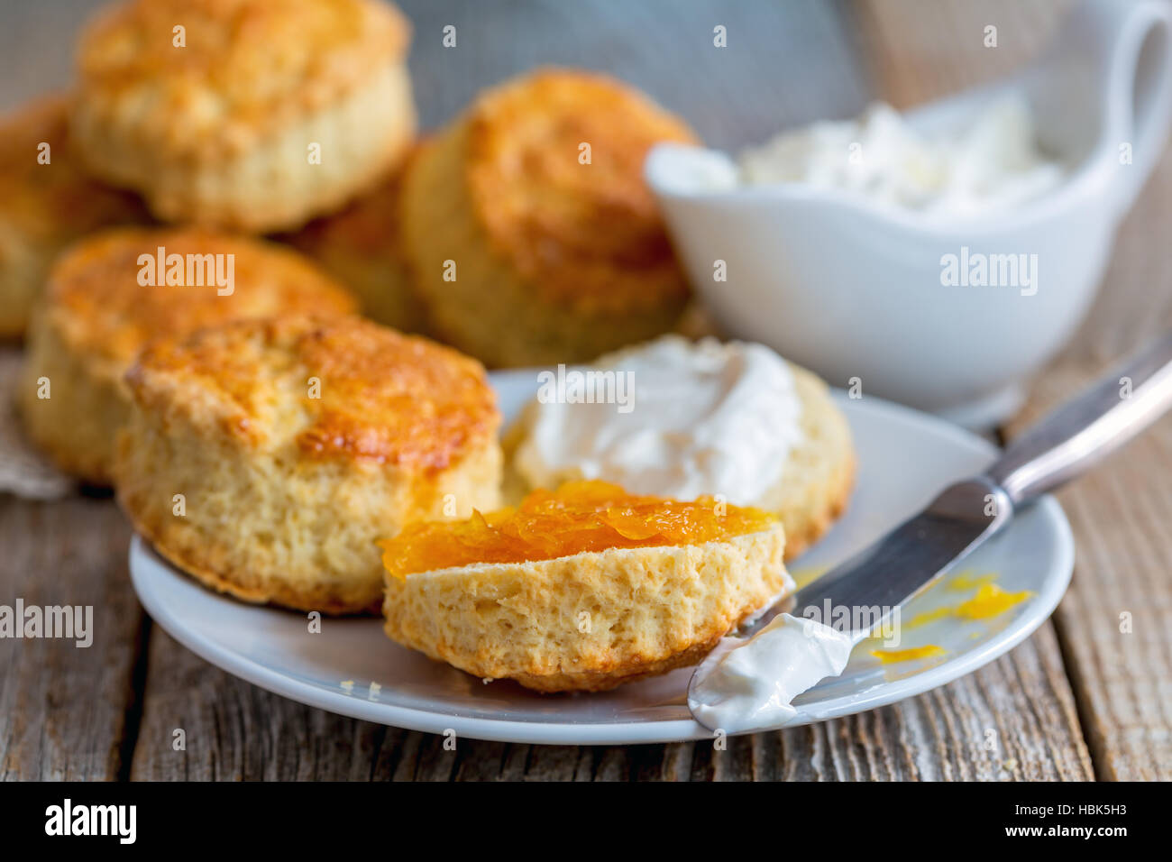Scones con marmellata di arancio e panna montata. Foto Stock