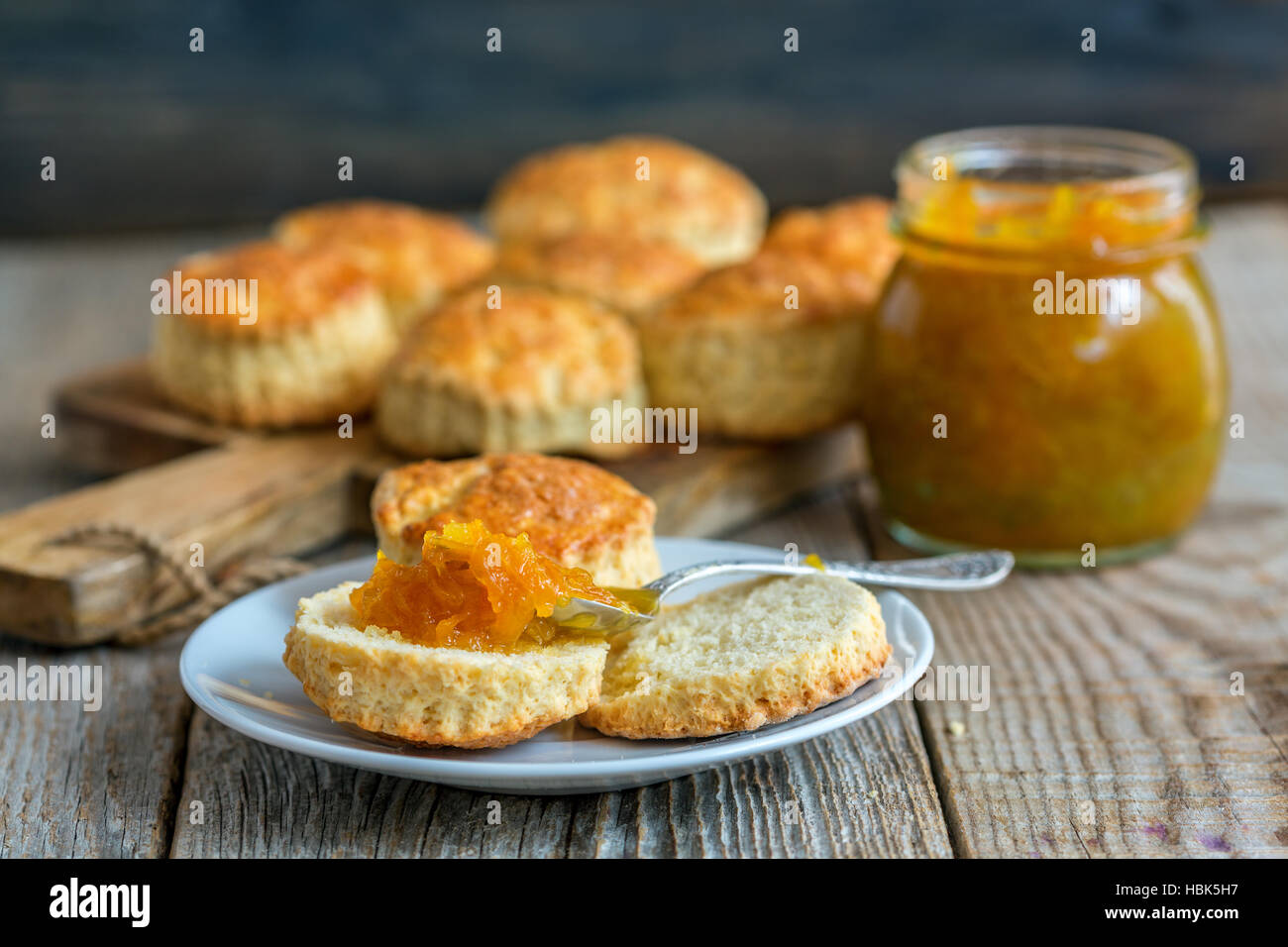 Scone con fatti in casa orange jam. Foto Stock