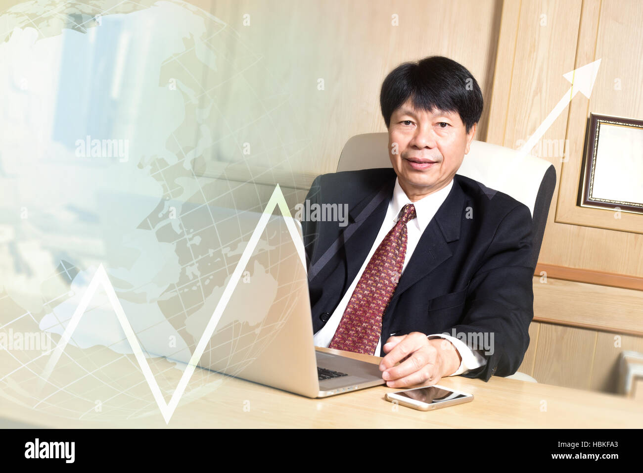 Uomo d'affari asiatici senior manager età ubicazione sulla scrivania elegante Foto Stock