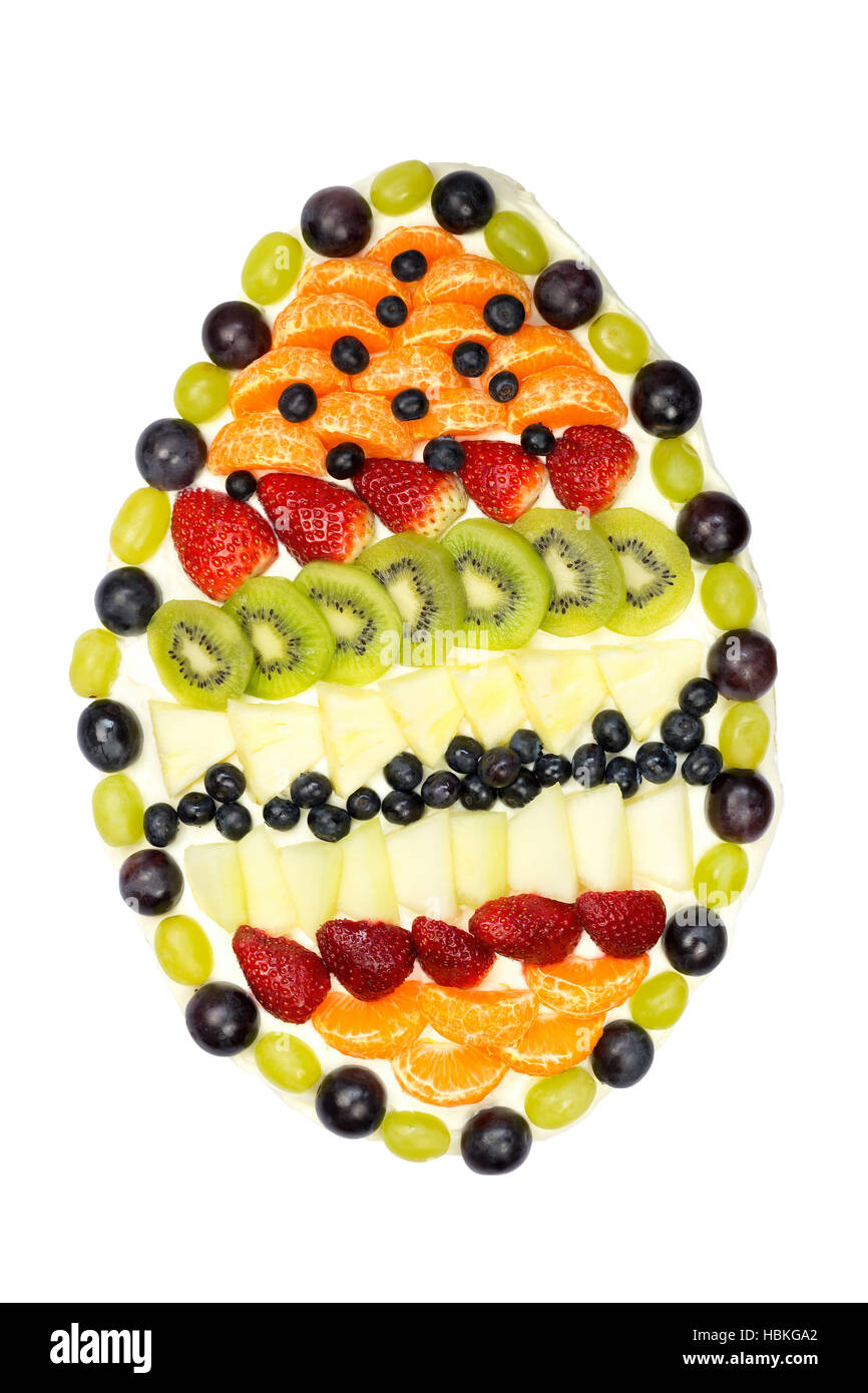 A forma di uovo torta di frutta con vari frutti Foto Stock
