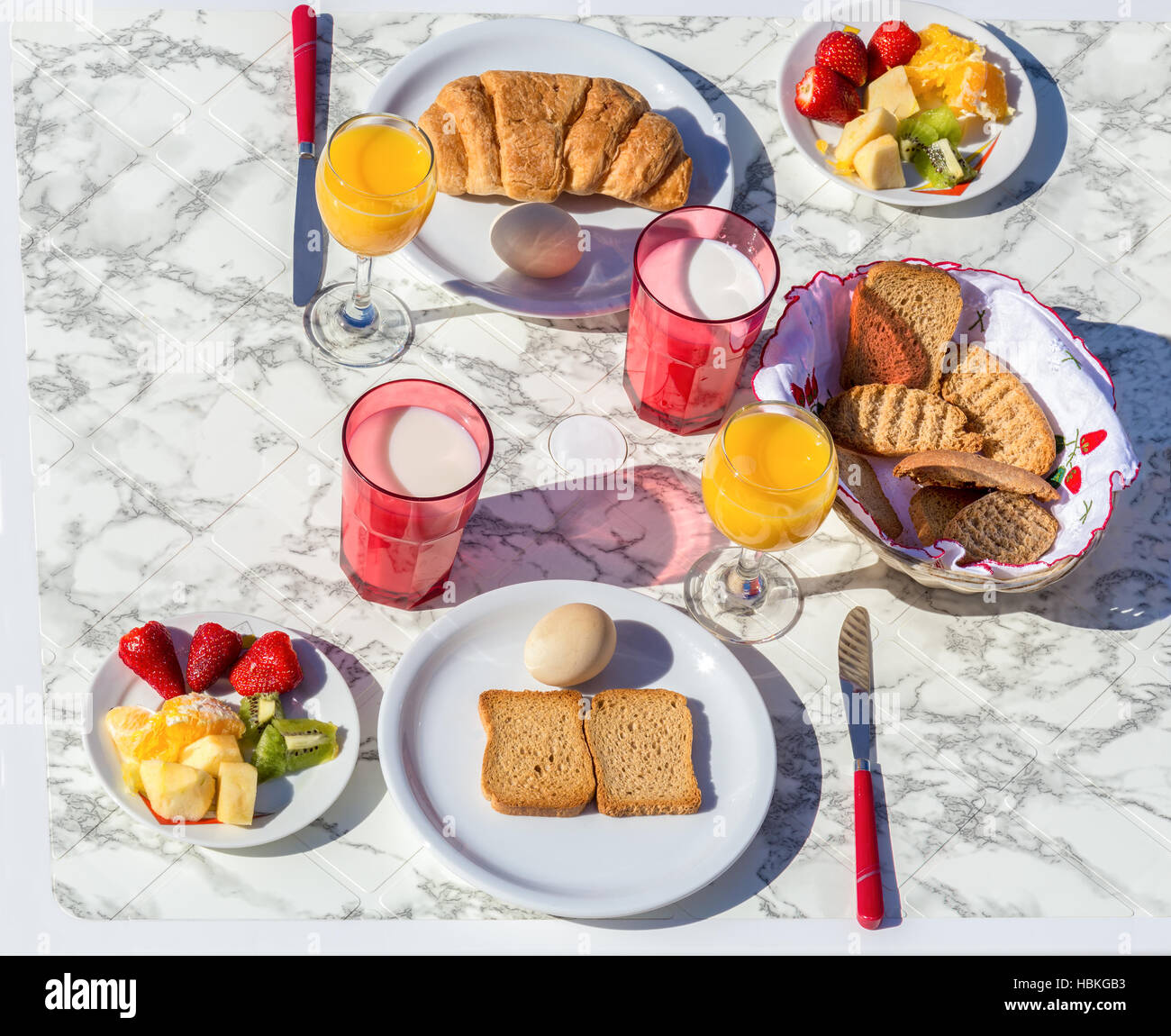 Impostare il tavolo con cibi e bevande per la prima colazione Foto Stock