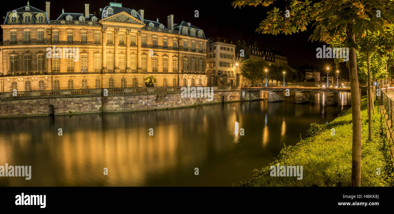 Città panorama notturno a Strasburgo Francia Foto Stock