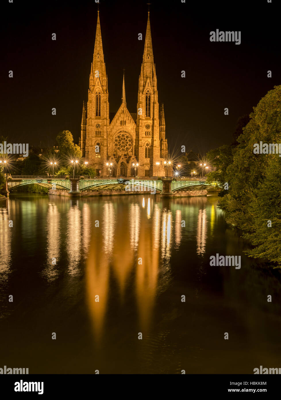 La chiesa di Saint Paul da Strasburgo a notte Foto Stock