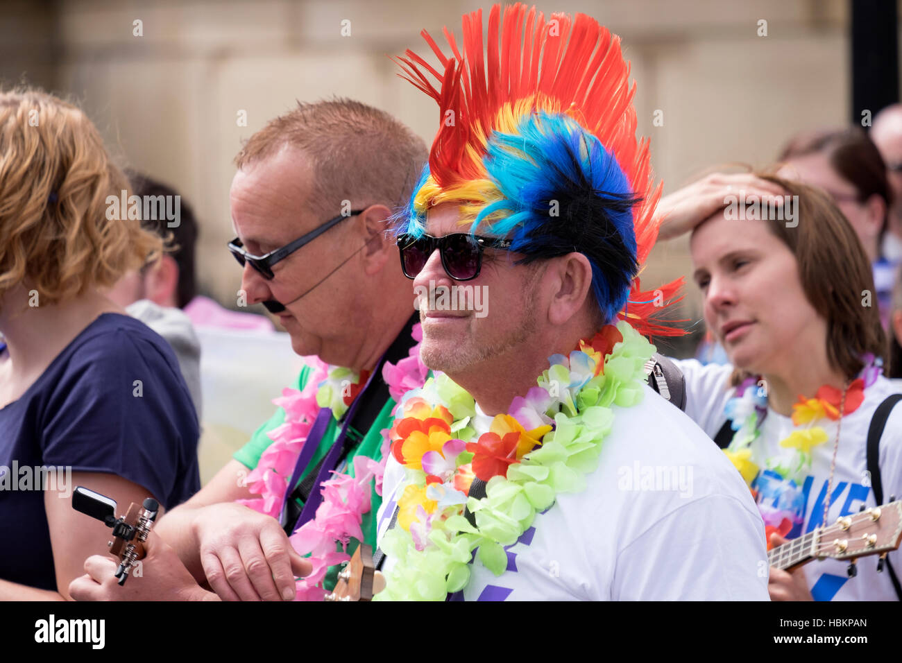 Uomo colorato a Pride Foto Stock
