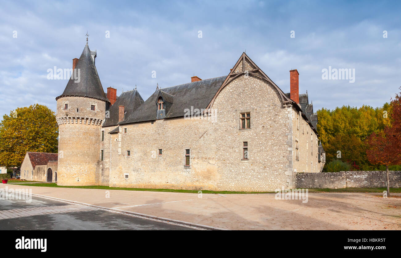 Fougeres-sur-Bievre, Francia - 6 Novembre 2016: Street view con facciata di Chateau de Fougeres-sur-Bievre, medievale castello francese nella Valle della Loira. Esso Foto Stock