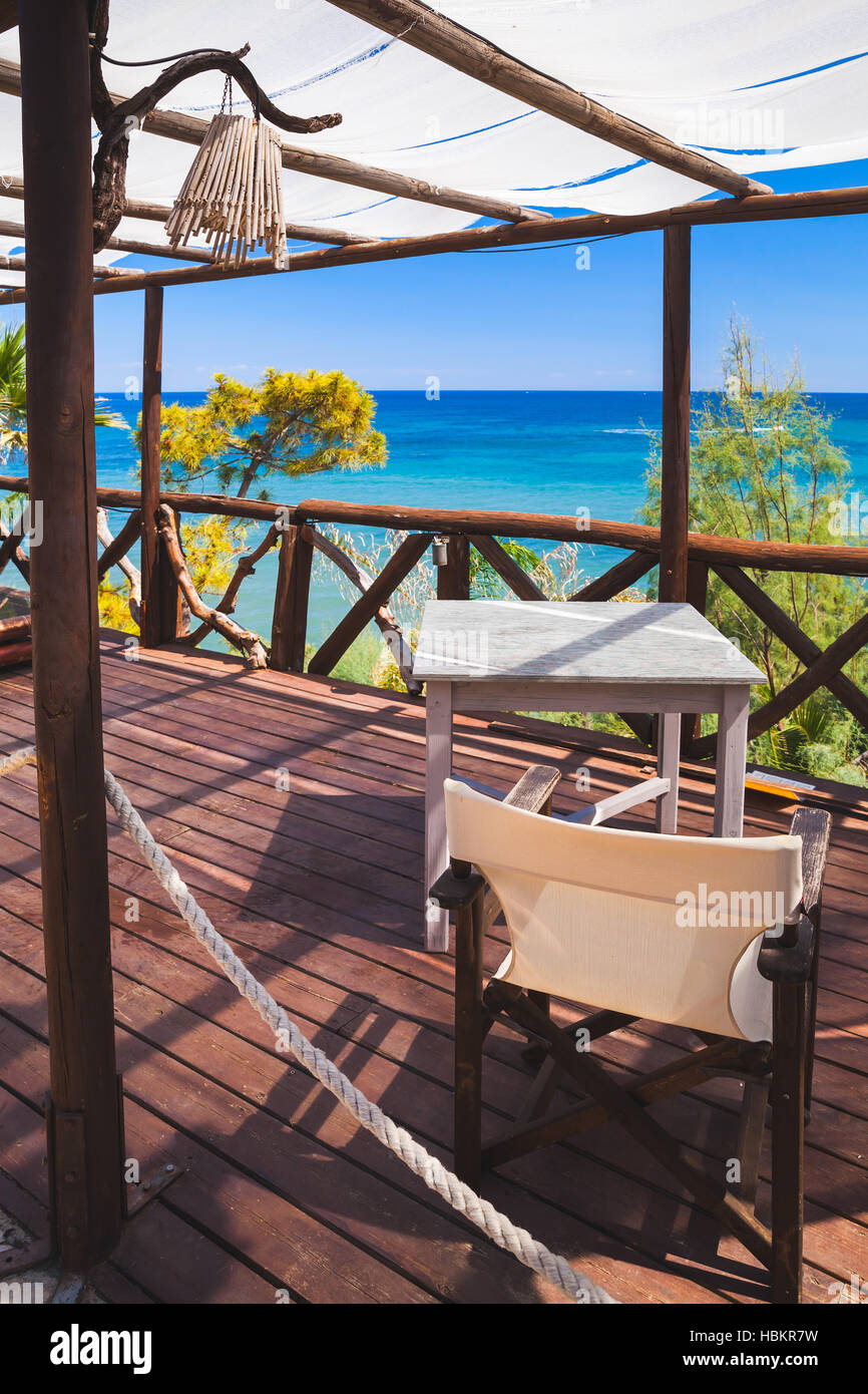 Balcone verso il mare con mobili in legno, popolare greca turistica isola di Zante Foto Stock