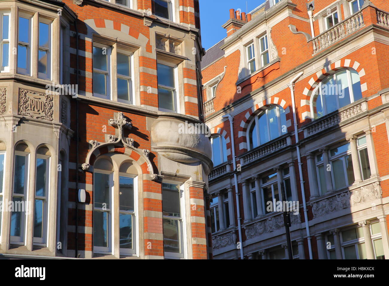 Londra, UK: rosso mattone case vittoriane facciate nel quartiere di Westminster Foto Stock