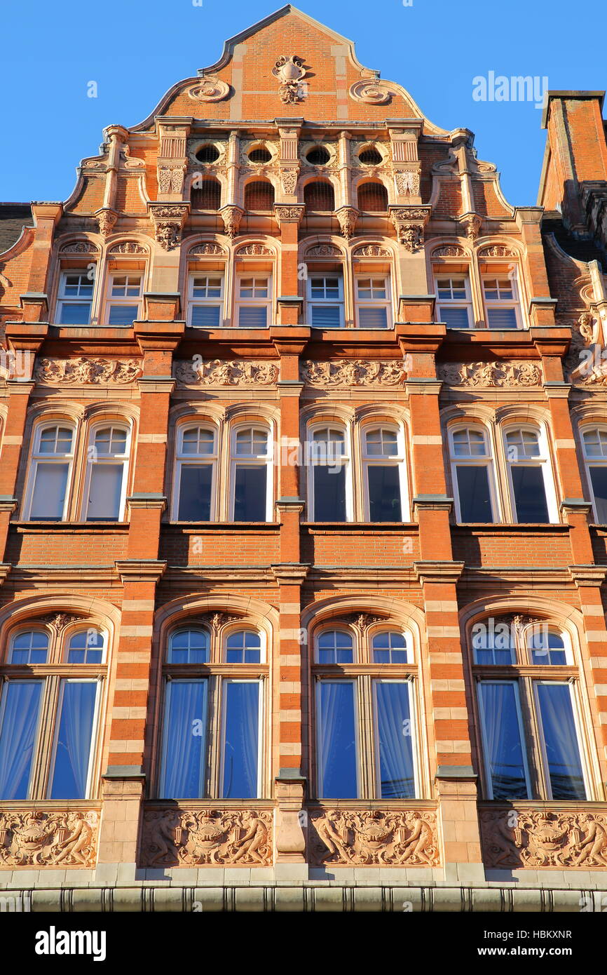 Londra, UK: rosso mattone case vittoriane facciate nel quartiere di Westminster Foto Stock