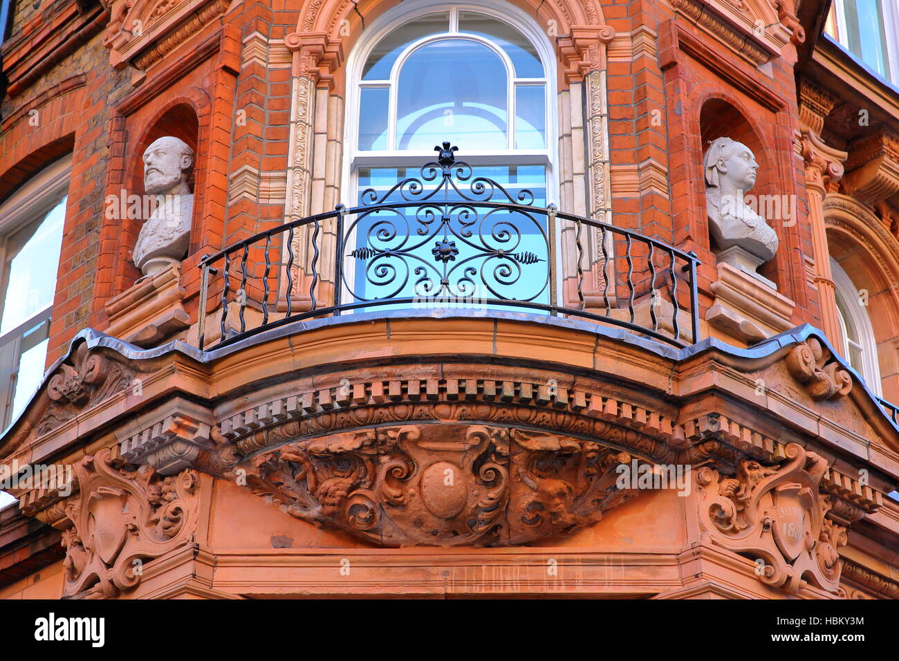 Londra, UK: Dettagli di mattoni rossi in stile vittoriano facciate di case nel quartiere di Westminster Foto Stock