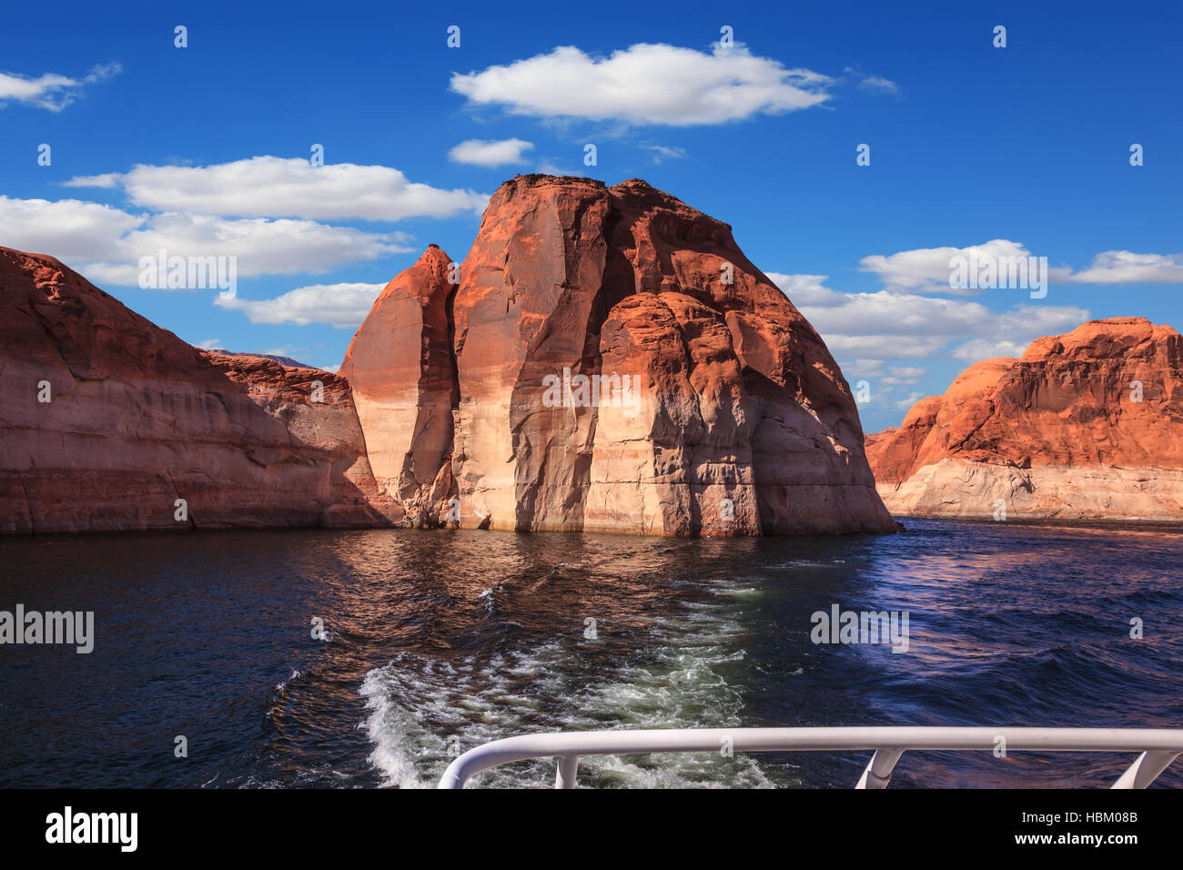 Red colline circondano il lago Powell Foto Stock