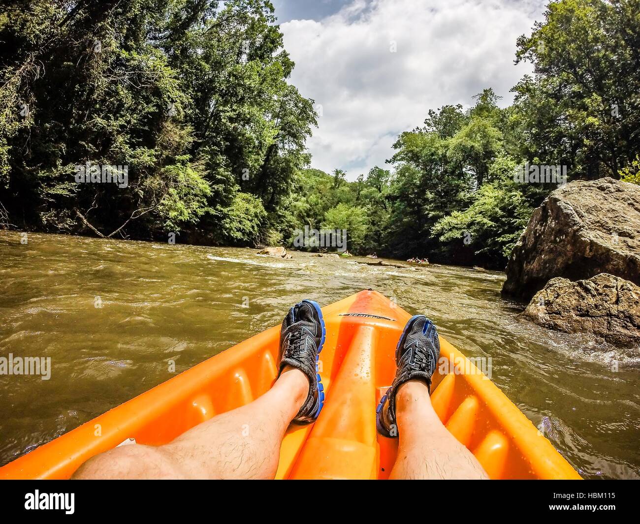 Kayak sul fiume ampio in montagna Foto Stock