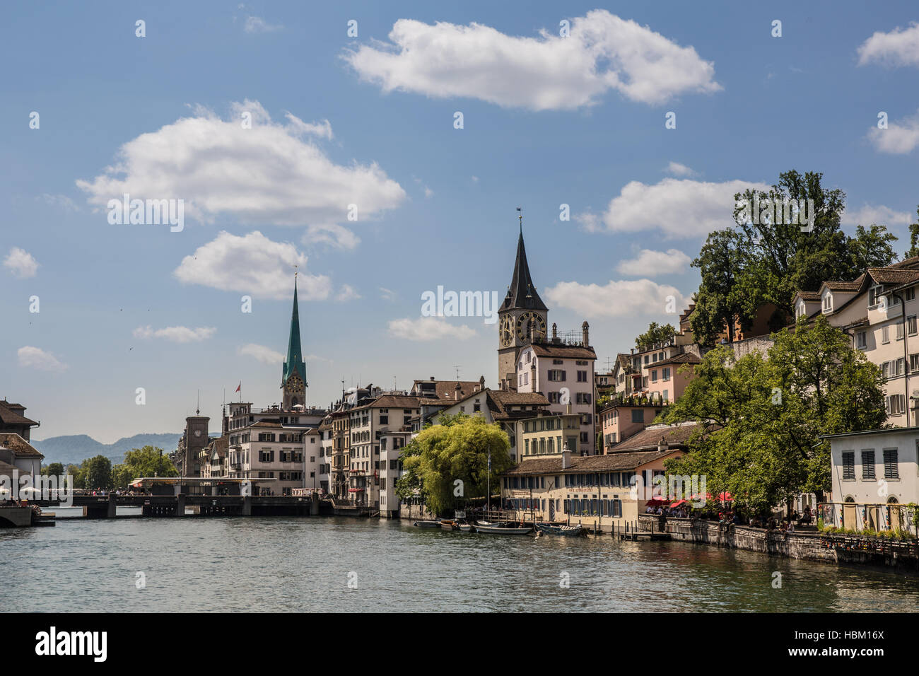Limmat e famose chiese di Zurigo Foto Stock
