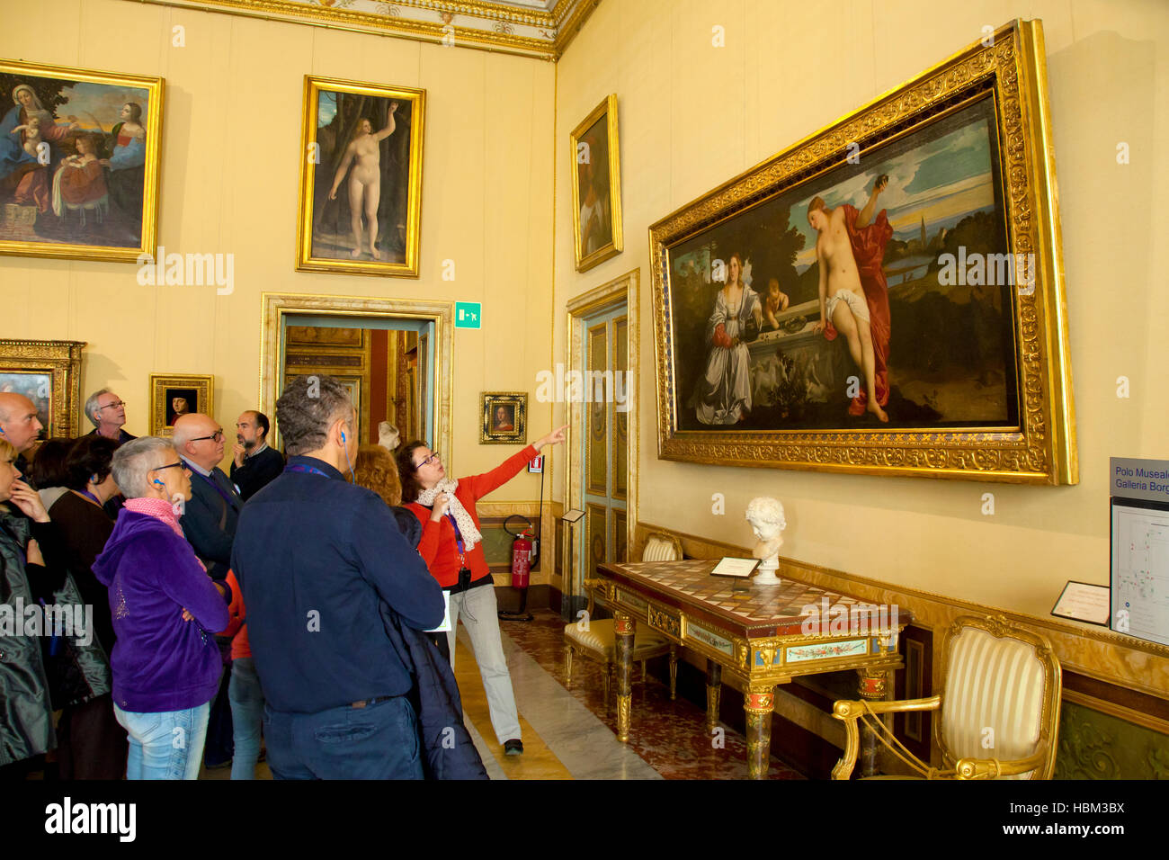 Roma, Villa Borghese, il museo e la galleria, guida che mostra i turisti Tiziano del dipinto: Sacro e Profano amore, 1514 Foto Stock