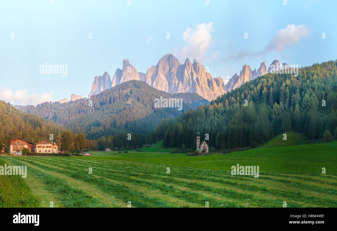 Alpine, alpi, sfondo, chiesa, di, dolomite, dolomiti, europa, famosa foresta, Funes, verde collina, italiano, Italia, Johann, Foto Stock