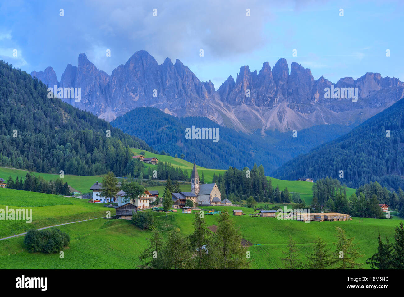 Alpine, alpi, sfondo, chiesa, di, dolomite, dolomiti, europa, famosa foresta, Funes, verde collina, italiano, Italia, Johann, Foto Stock