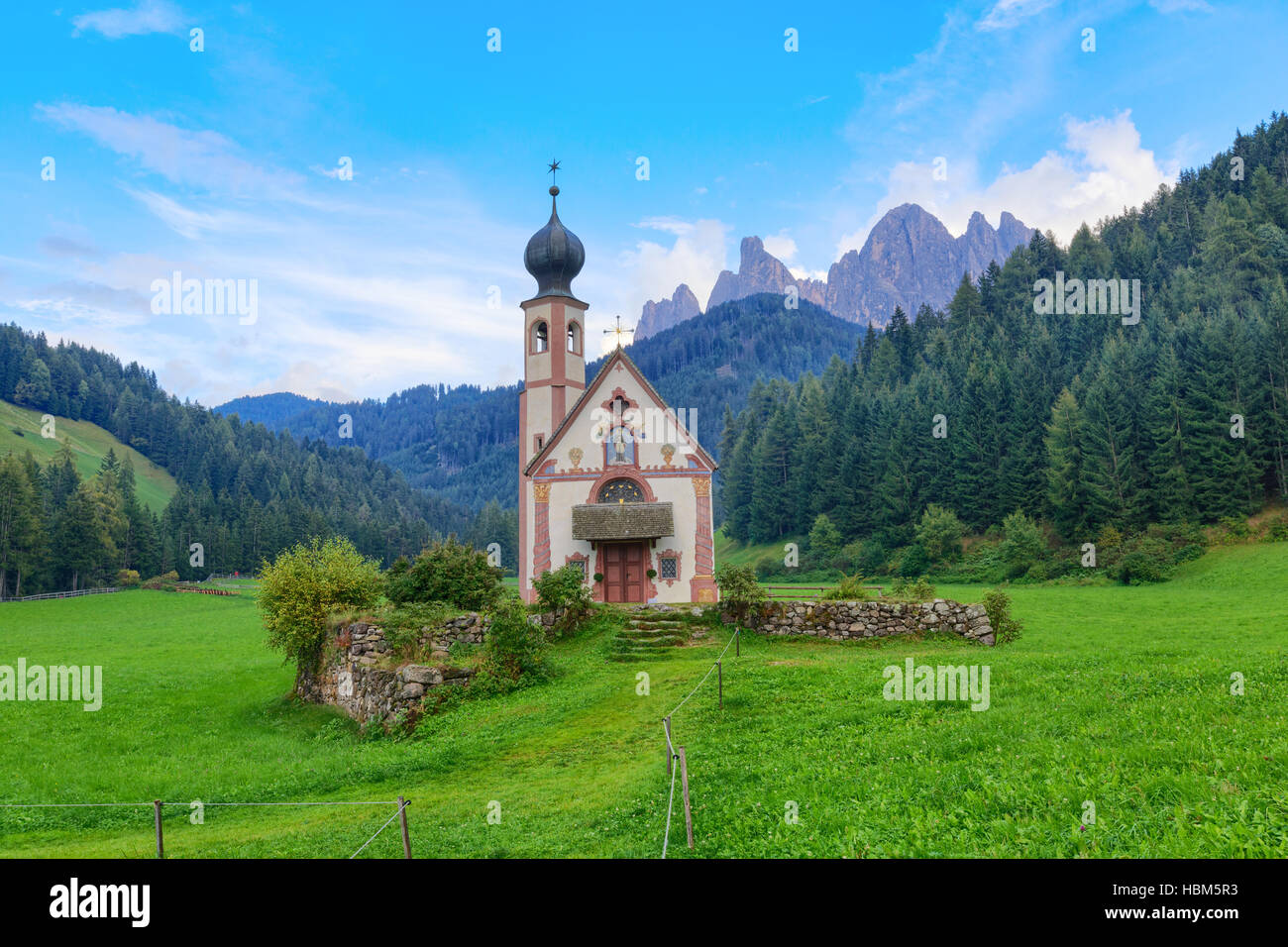 Alpine, alpi, sfondo, chiesa, di, dolomite, dolomiti, europa, famosa foresta, Funes, verde collina, italiano, Italia, Johann, Foto Stock