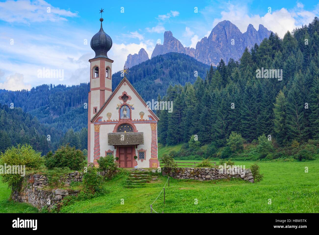 Alpine, alpi, sfondo, chiesa, di, dolomite, dolomiti, europa, famosa foresta, Funes, verde collina, italiano, Italia, Johann, Foto Stock