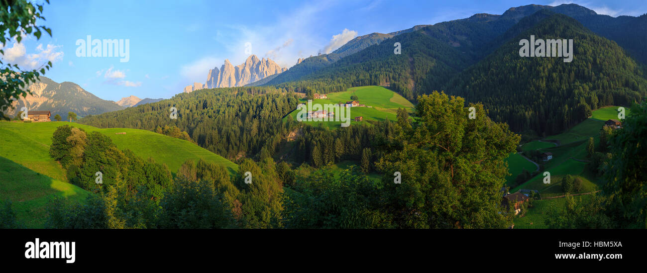 Alpine, alpi, sfondo, chiesa, di, dolomite, dolomiti, europa, famosa foresta, Funes, verde collina, italiano, Italia, Johann, Foto Stock