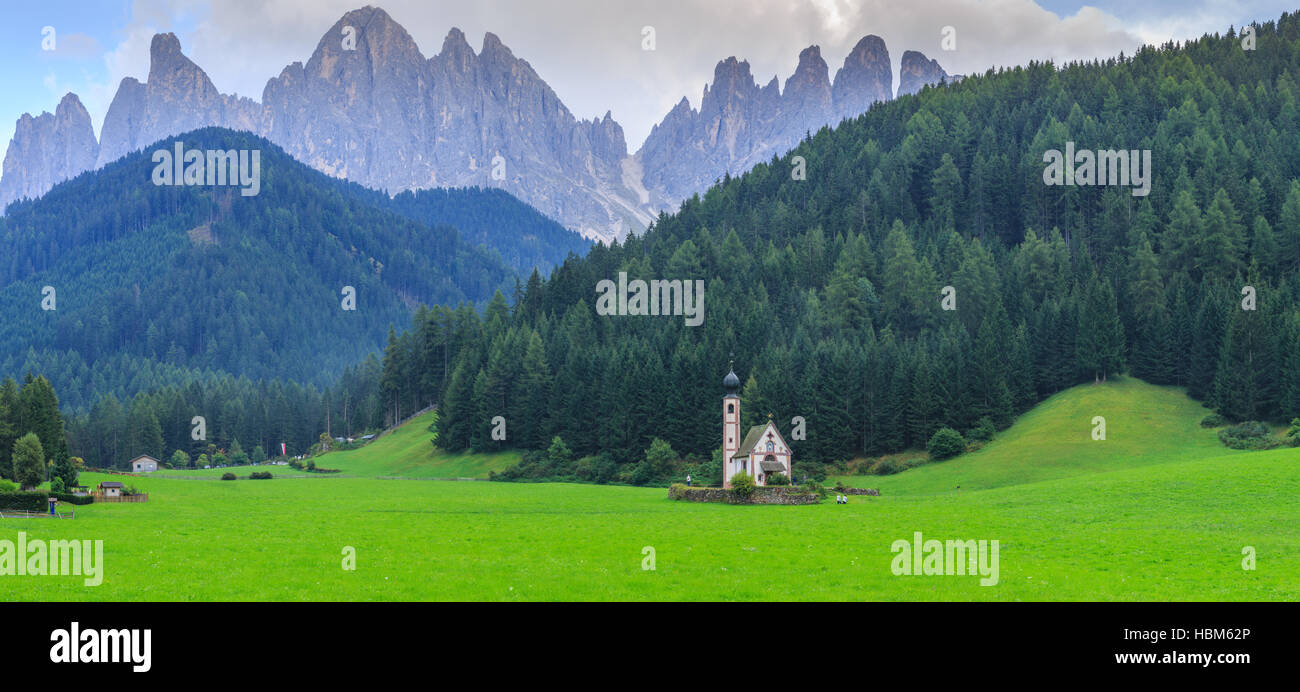 Alpine, alpi, sfondo, chiesa, di, dolomite, dolomiti, europa, famosa foresta, Funes, verde collina, italiano, Italia, Johann, Foto Stock
