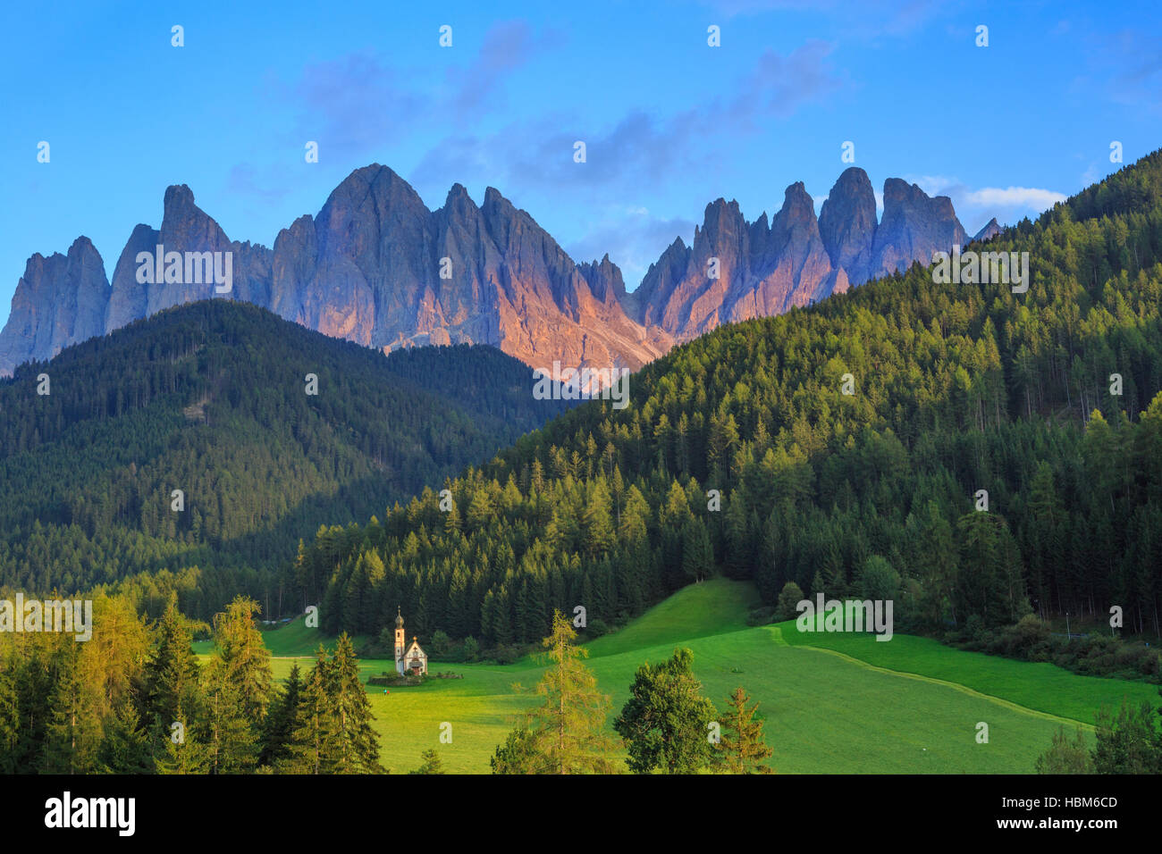 Alpine, alpi, sfondo, chiesa, di, dolomite, dolomiti, europa, famosa foresta, Funes, verde collina, italiano, Italia, Johann, Foto Stock