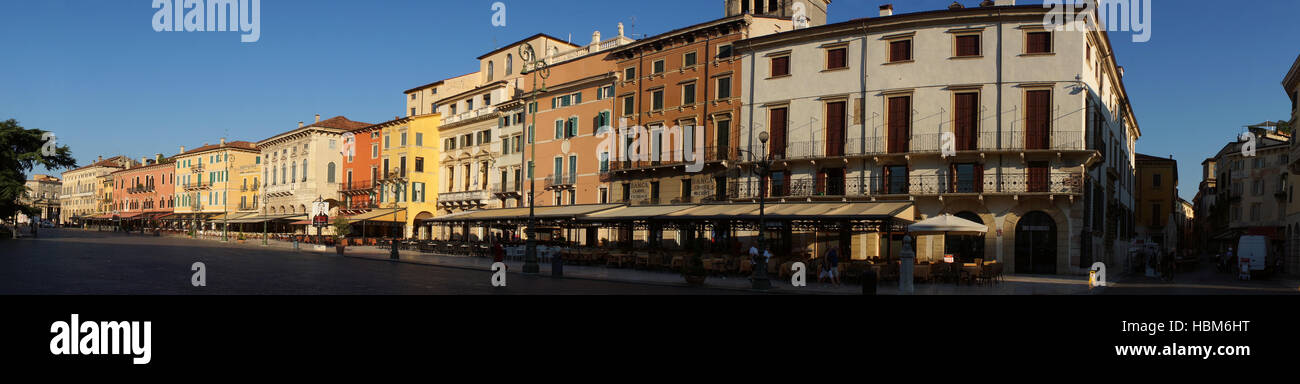 Panorama di piazza Bra con case e ristoranti, città hisotirc Vernoa, Italia Foto Stock