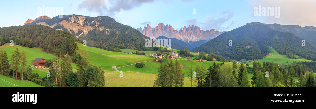 Alpine, alpi, sfondo, bella chiesa, dolomite Dolomite, famoso,l'Italia, Foto Stock