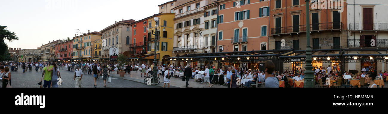 Case e ristoranti a Piazza Bra con turisti durante la stagione lirica, Verona Italia Foto Stock