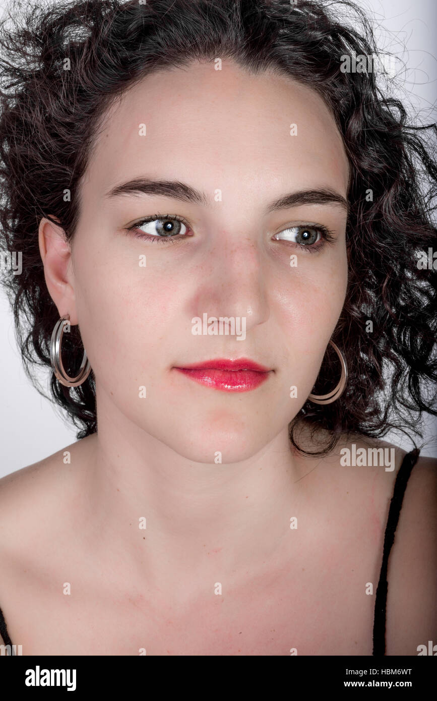 Ritratto di una giovane donna con i capelli neri Foto Stock