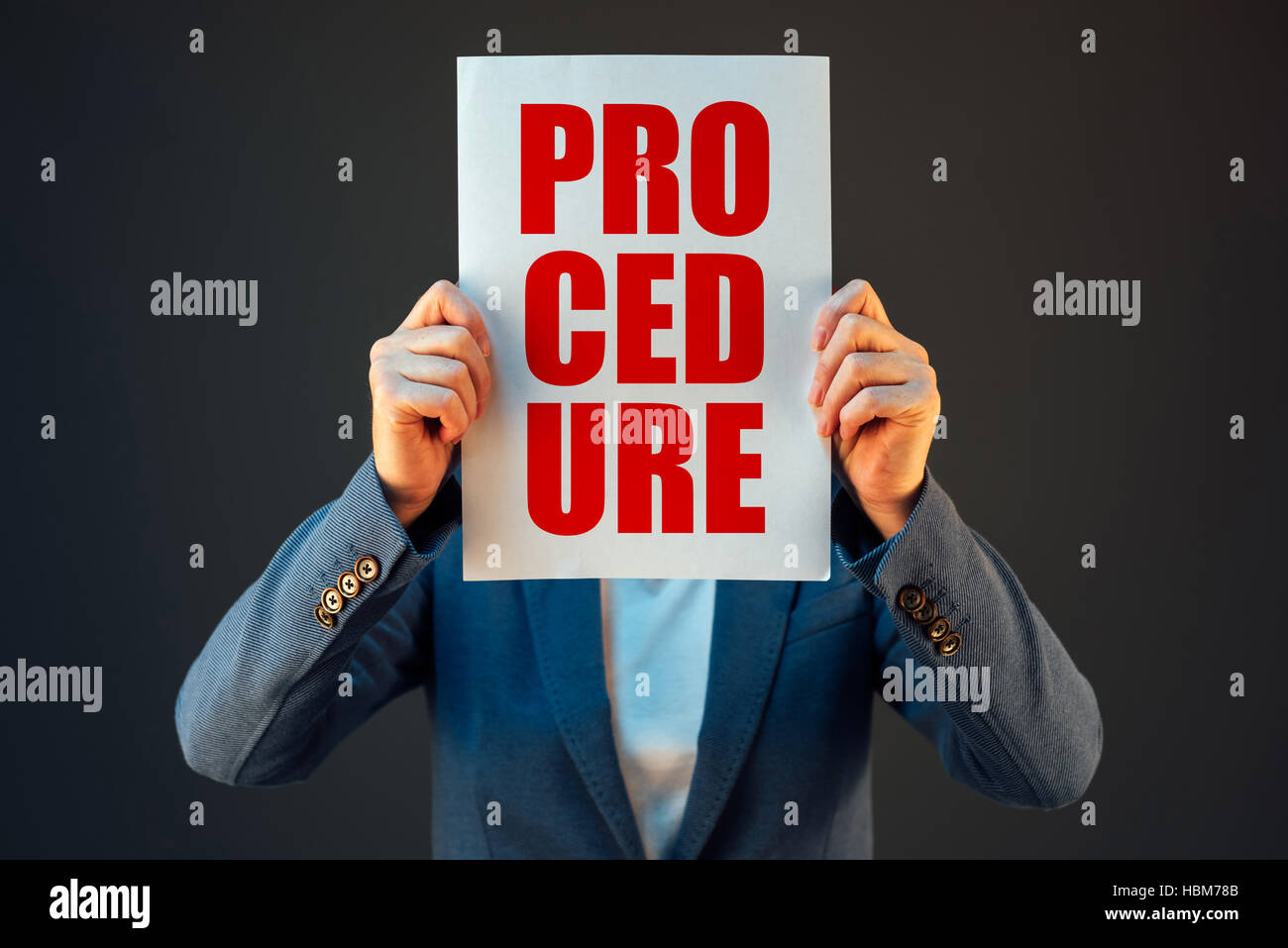 Procedura di Business concetto, imprenditrice tenendo la carta nella parte anteriore del suo viso Foto Stock