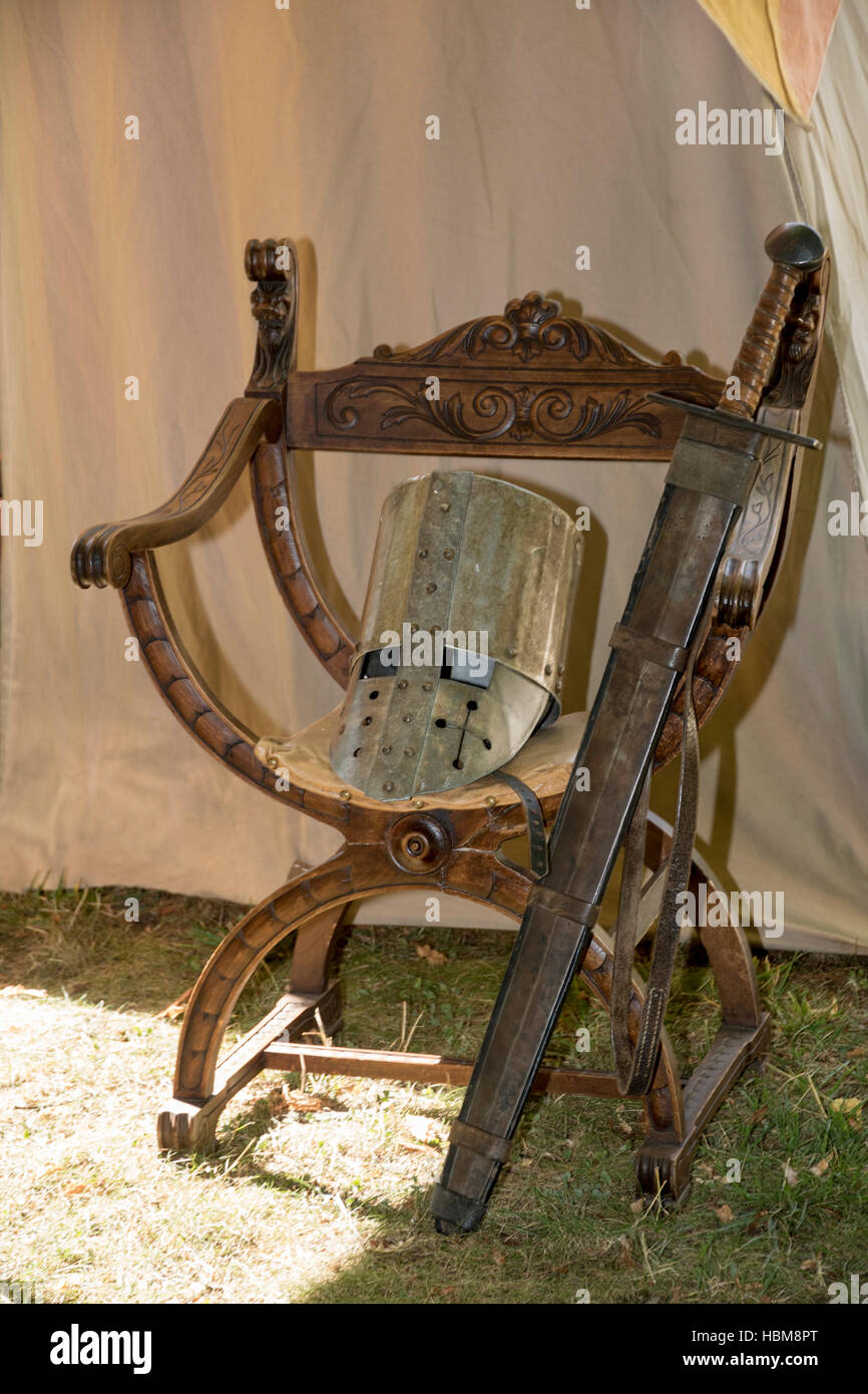 Giostre a Le Rivau - armourer della tenda, sedia con casco e spada Foto Stock