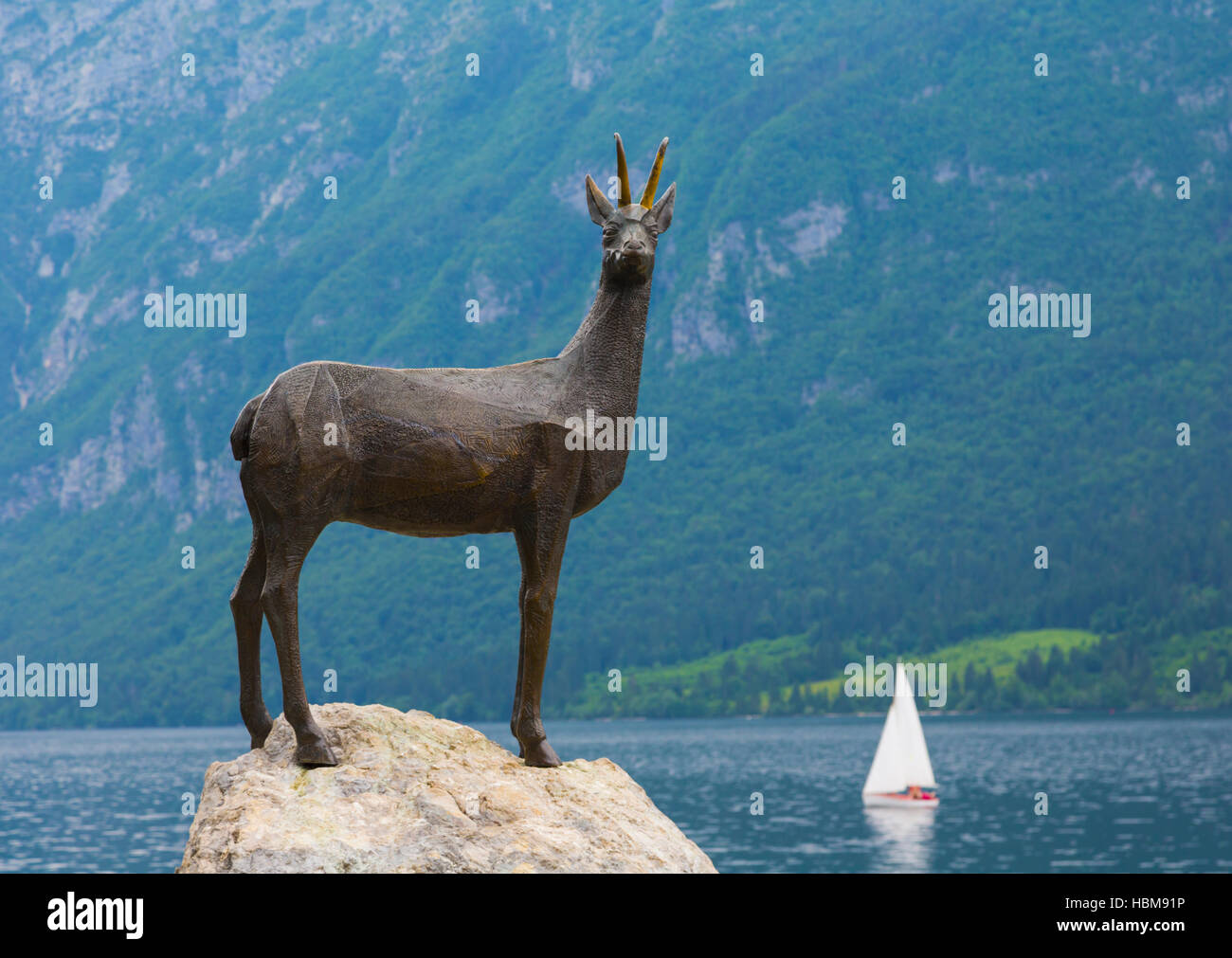 Il lago di Bohinj (bohinjsko jezero), il parco nazionale del Triglav, alta carniola, slovenia. la statua di zlatorog sulla riva del lago. zlatorog è un mitico c Foto Stock